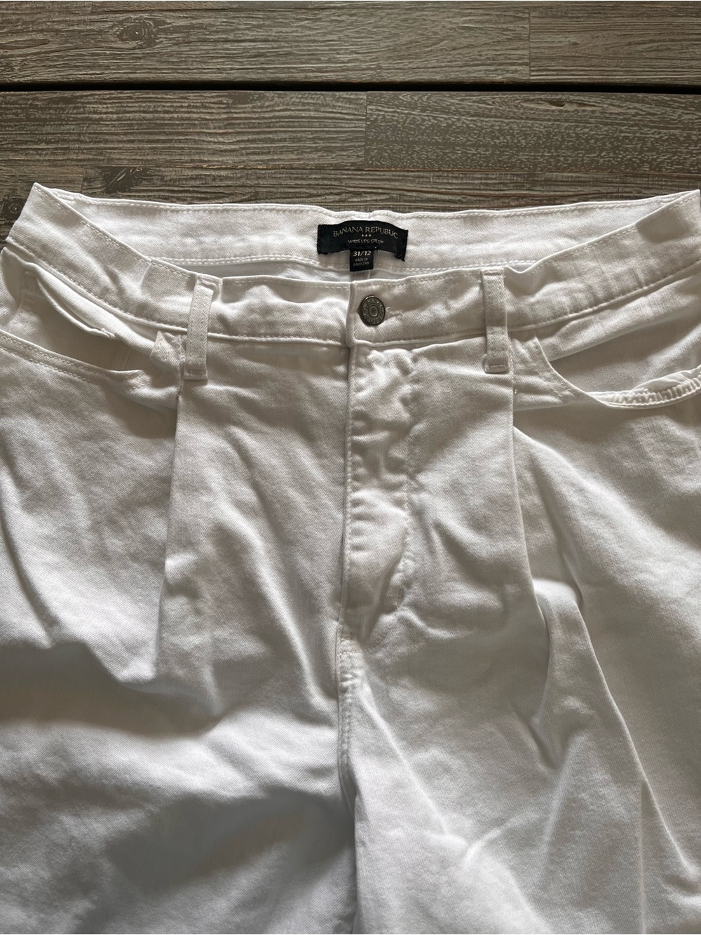 BANANA REPUBLIC wide leg crop white jeans, size 31/12.